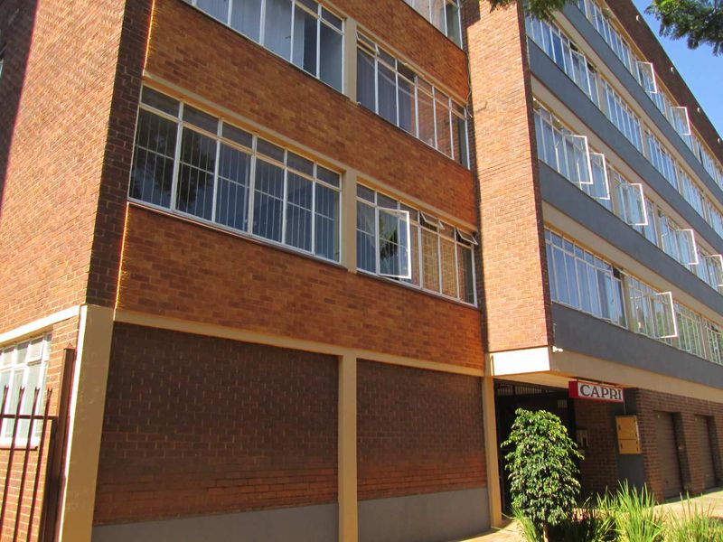 VERY NEAT AND BEAUTIFUL [ 1.5 ] ONE AND HALF BEDROOMS APARTMENT FOR SALE IN SUNNYSIDE PRETORIA BARGAIN . - Photo 3