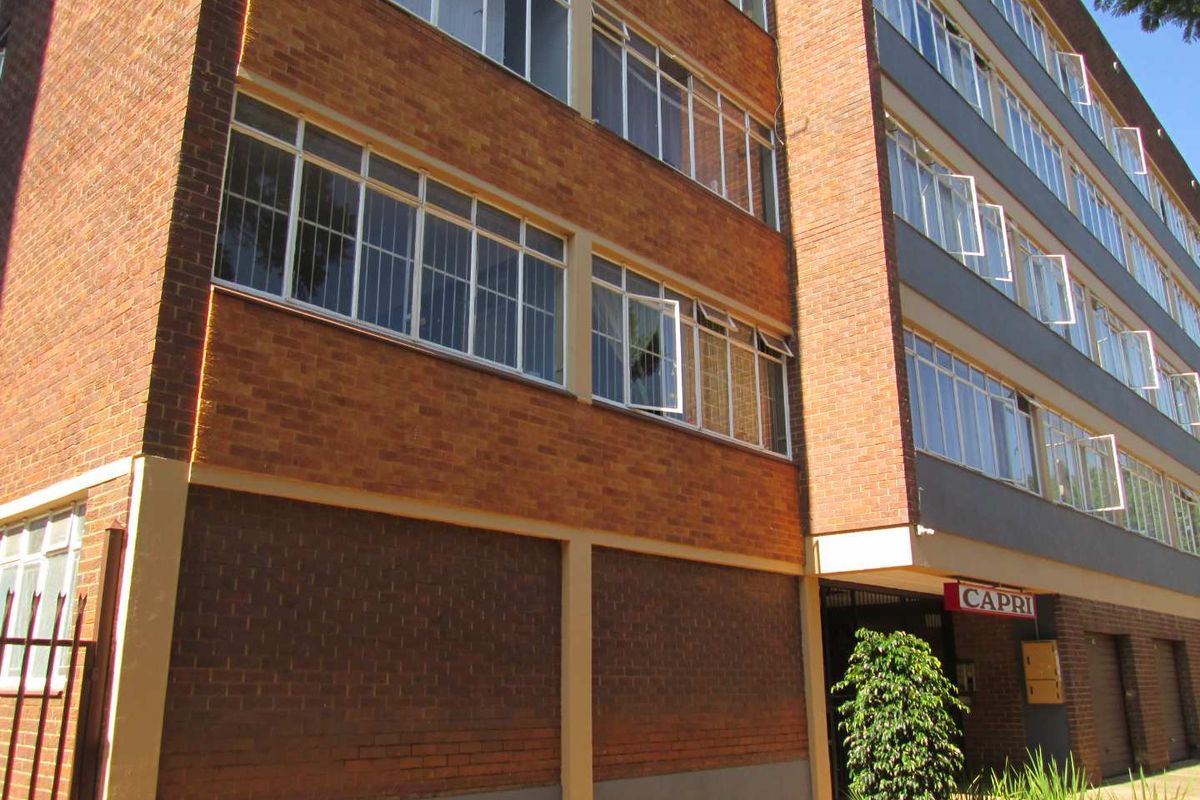 VERY NEAT AND BEAUTIFUL [ 1.5 ] ONE AND HALF BEDROOMS APARTMENT FOR SALE IN SUNNYSIDE PRETORIA BARGAIN . - Photo 3