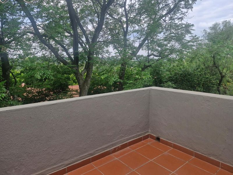 Spacious 1 Bedroom Top floor apartment in secure complex - Photo 10