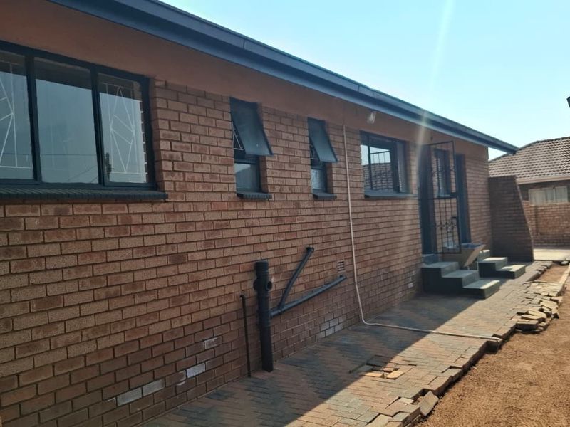 Three bedrooms house for sale in Soshanguve B B - Photo 1