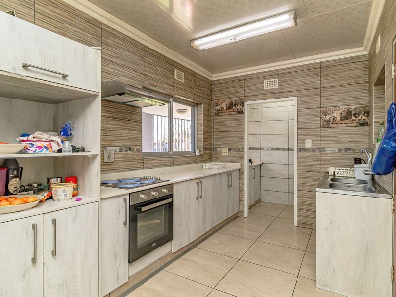 Gorgeous 5 Bedroom home - Photo 10