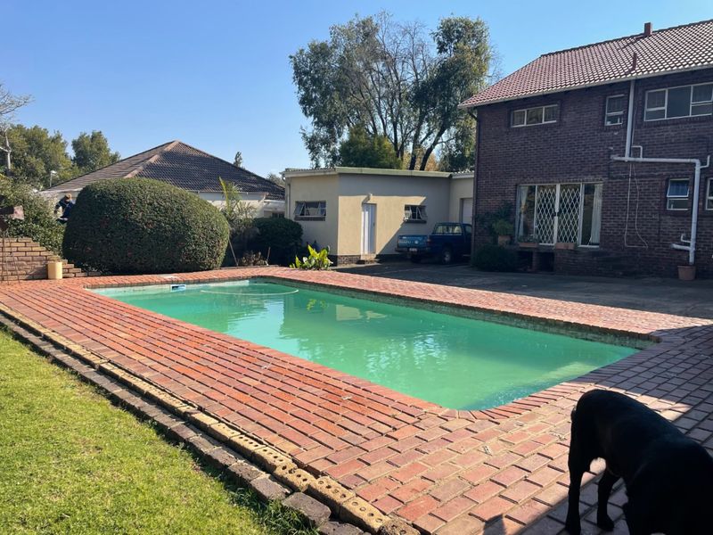 8 Bedroom house with so much potential - Photo 2