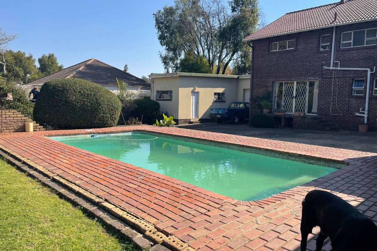 8 Bedroom house with so much potential - Photo 2