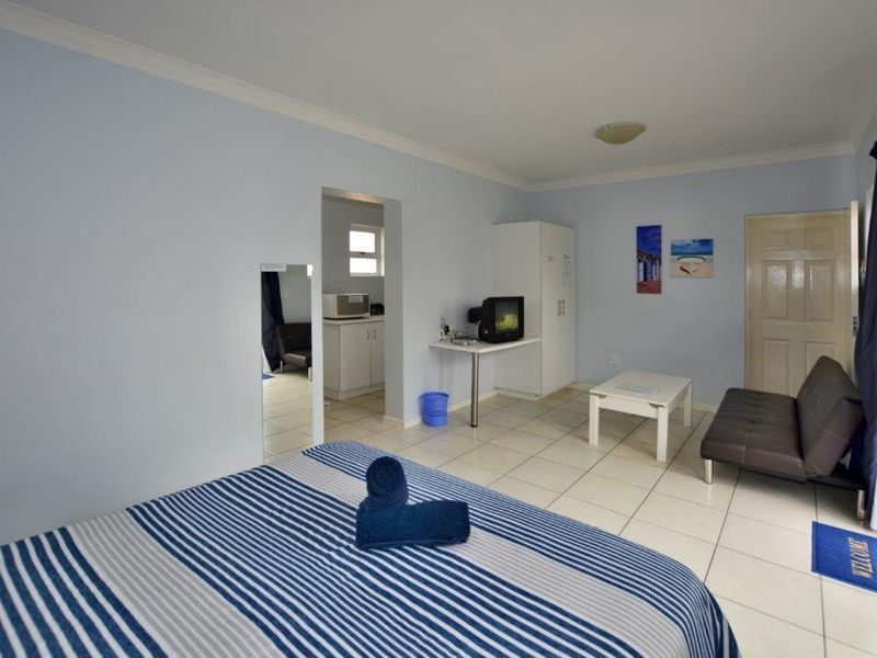 FOR SALE -  3 BEDROOM HOUSE WITH SEPERATE FLATLETS FOR SALE, LONG BEACH, NAMIBIA - Photo 9