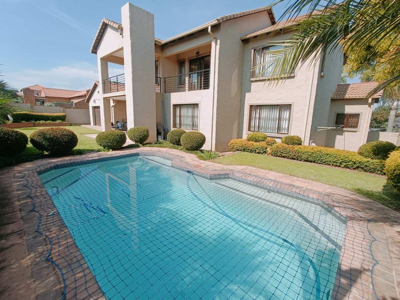BEAUTIFUL FAMILY HOUSE FOR SALE IN AMBERFIELD RIDGE ESTATE! - Photo 1