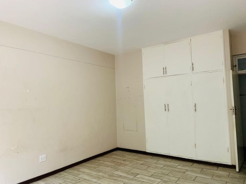 Private Bedrooms with Ample Storage in Shared Apartment - Photo 6