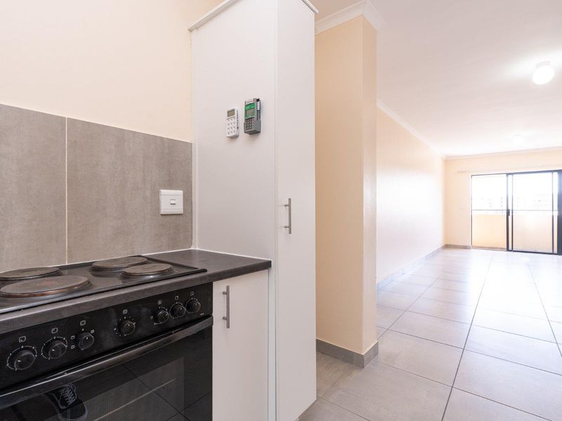 Spacious Three Bedroom Apartment - Photo 4