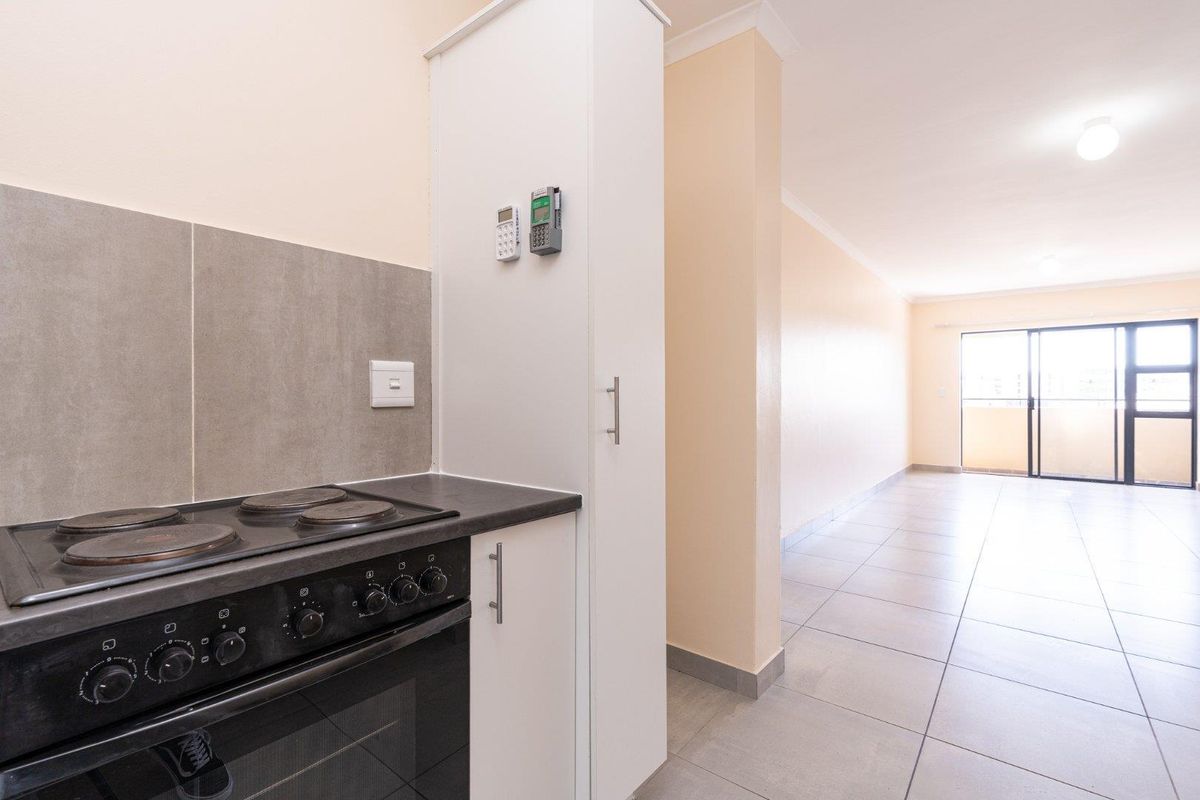 Spacious Three Bedroom Apartment - Photo 4