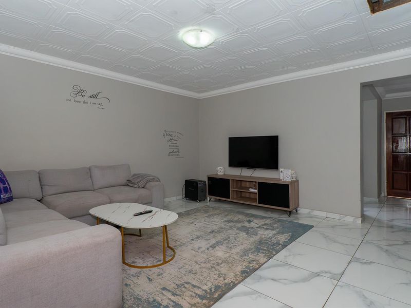 Modern 4 Bedroom Townhouse in Van Riebeeck Park - Photo 5