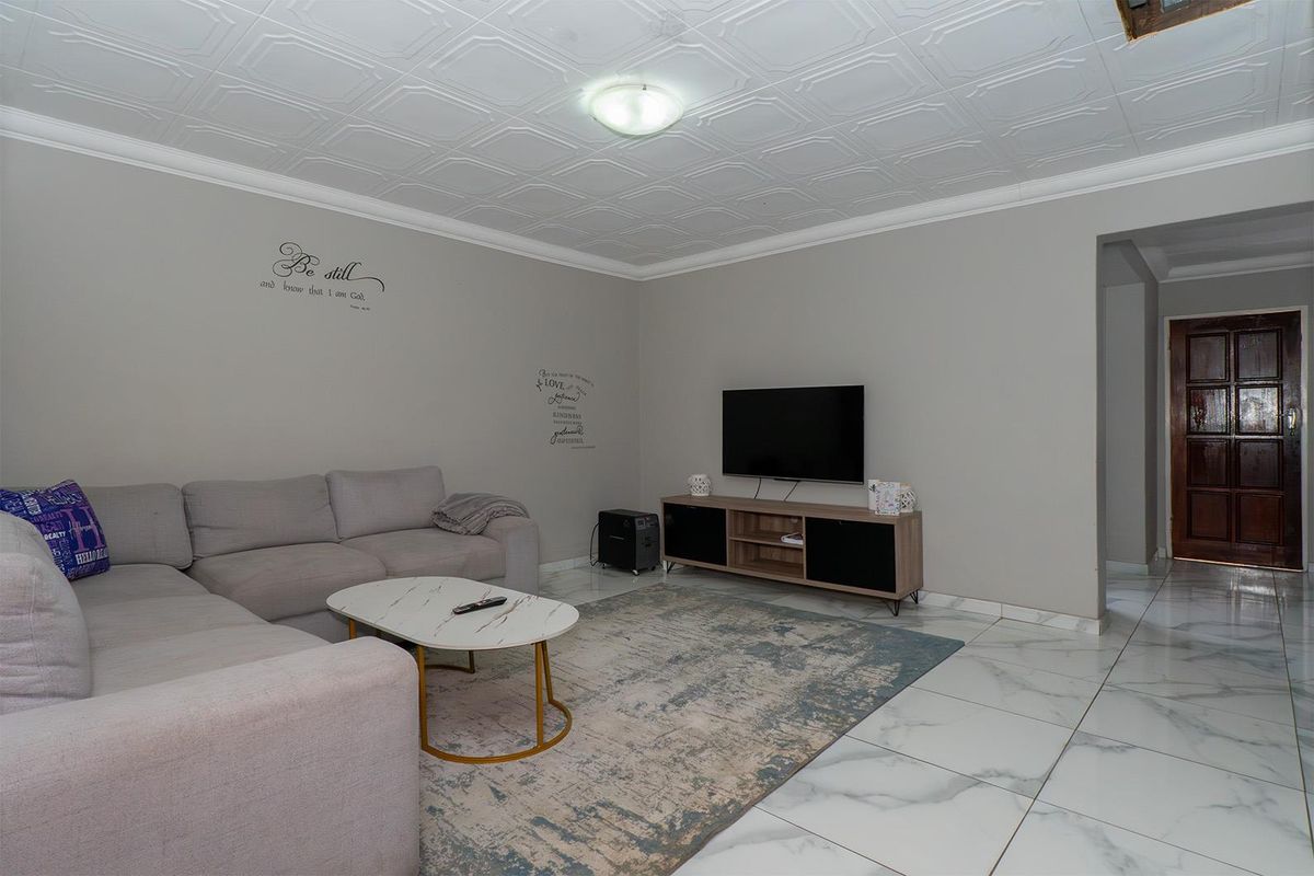 Modern 4 Bedroom Townhouse in Van Riebeeck Park - Photo 5