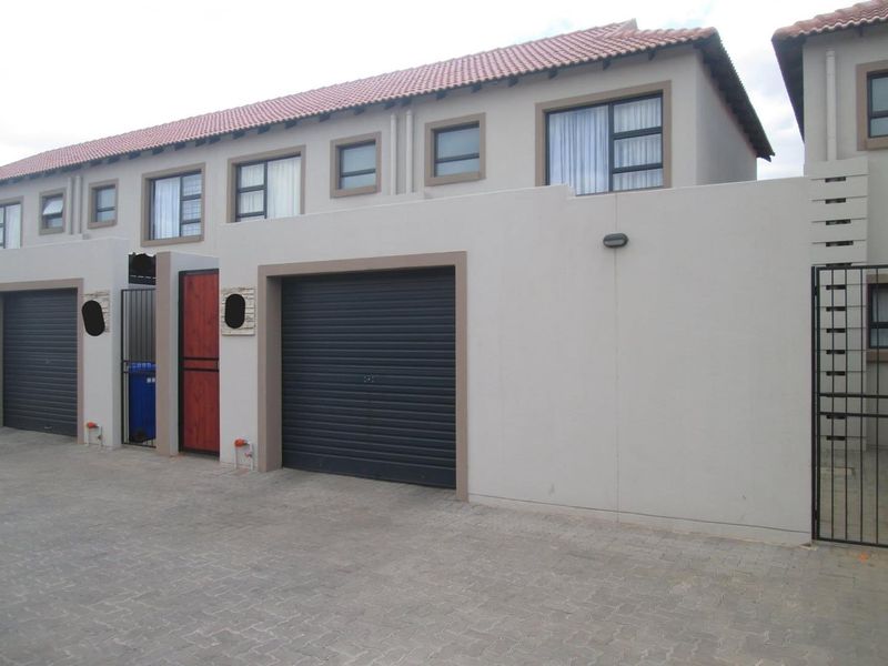 Modern 2-Bedroom Duplex in Prime Location - Photo 2