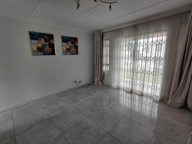 Lovely 2 Bed 1 Bath ground floor unit - Photo 7