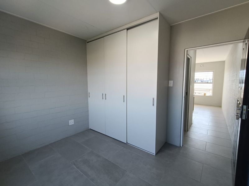 Modern North-Facing 1-Bedroom Apartment with Secure Parking - Photo 8