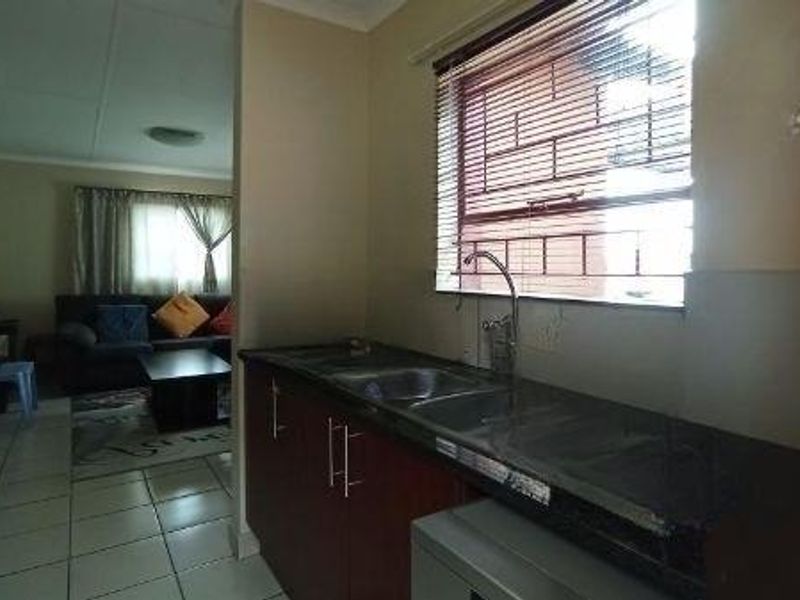 KOSMOSDAL - 3 BEDROOM FULL TITLE HOUSE IN A SECURITY ESTATE - Photo 3