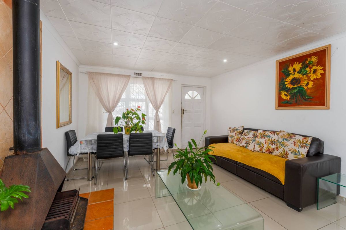 Warmth, Style, and Effortless Entertaining in the Heart of Strandfontein. - Photo 3