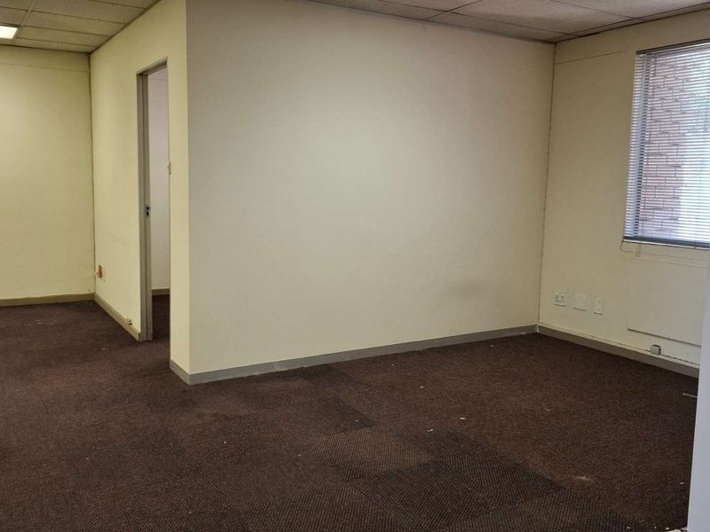 Prime Office Space Available: Ideal for Your Business Needs - Photo 10