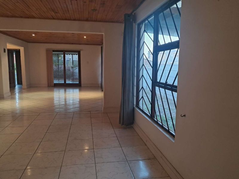 OPEN PLAN COASTAL LIVING - Photo 7