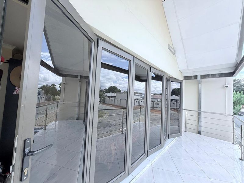 5 BEDROOM HOUSE FOR SALE – HOCHLAND PARK (TAUBEN GLEN STREET) - Photo 7