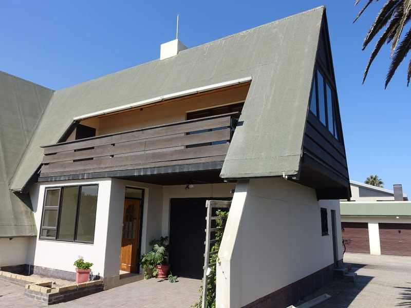 GERMAN STYLE HOUSE WITH FLAT & 4 GARAGES IN TOP LOCATION - Photo 2