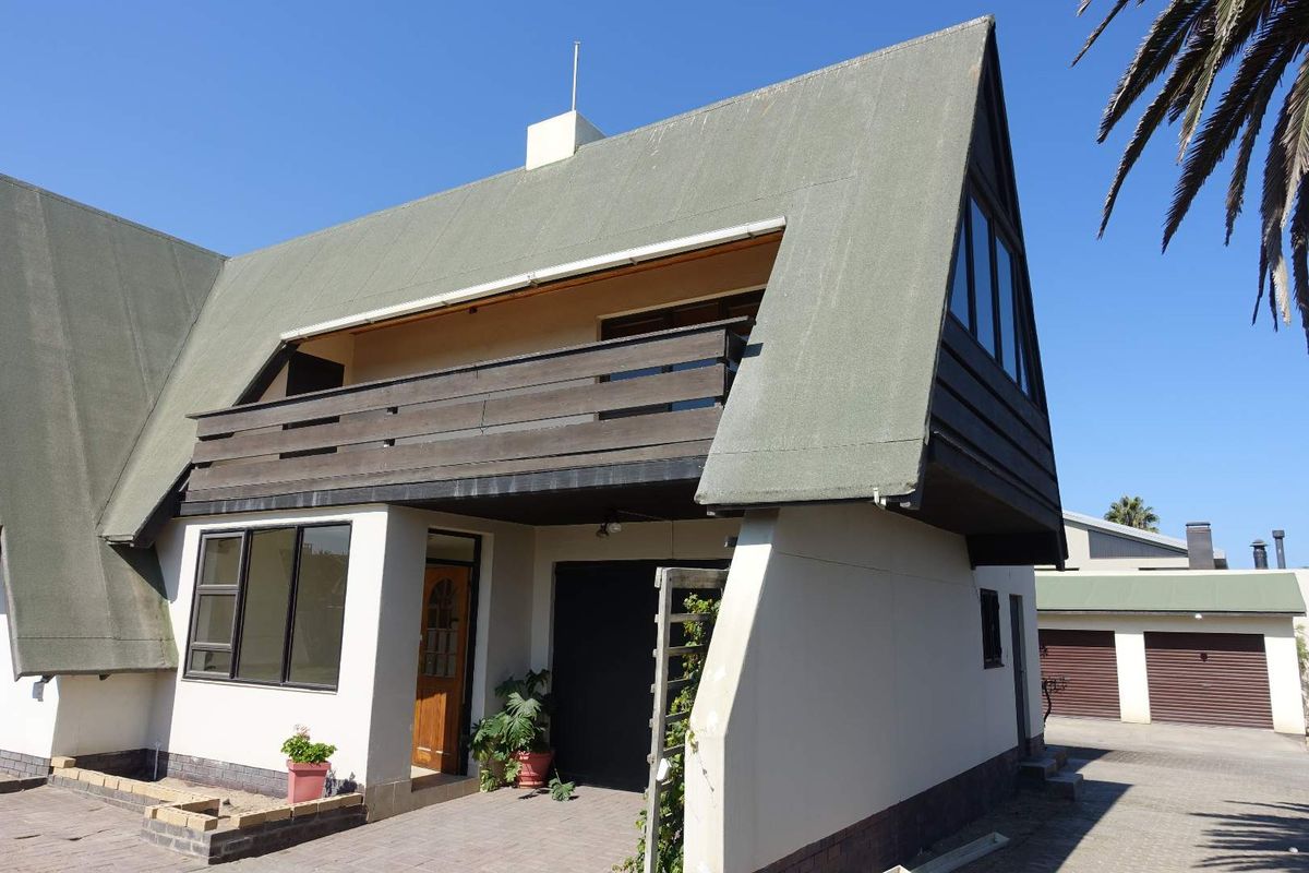 GERMAN STYLE HOUSE WITH FLAT & 4 GARAGES IN TOP LOCATION - Photo 2