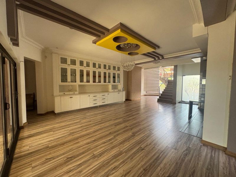 Elegant 6 Bedroom Double Storey Home With Cinema Room & Luxury Features - Photo 10