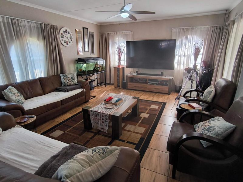 Granny Flat & FREE electricity! - Photo 8