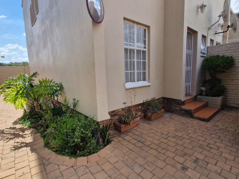 Modern Redruth 2-Bed: Spacious, Secure, & Transfer Duty Free - Photo 2