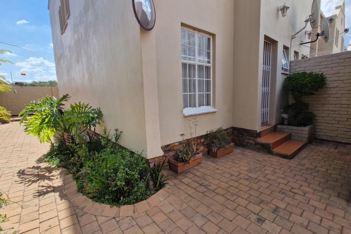 Modern Redruth 2-Bed: Spacious, Secure, & Transfer Duty Free - Photo 2