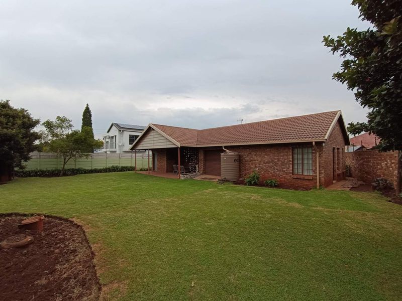 ZWARTKOP CENTURION - 4 BEDROOMS - STUDY - 3 LIVING AREAS - Photo 5