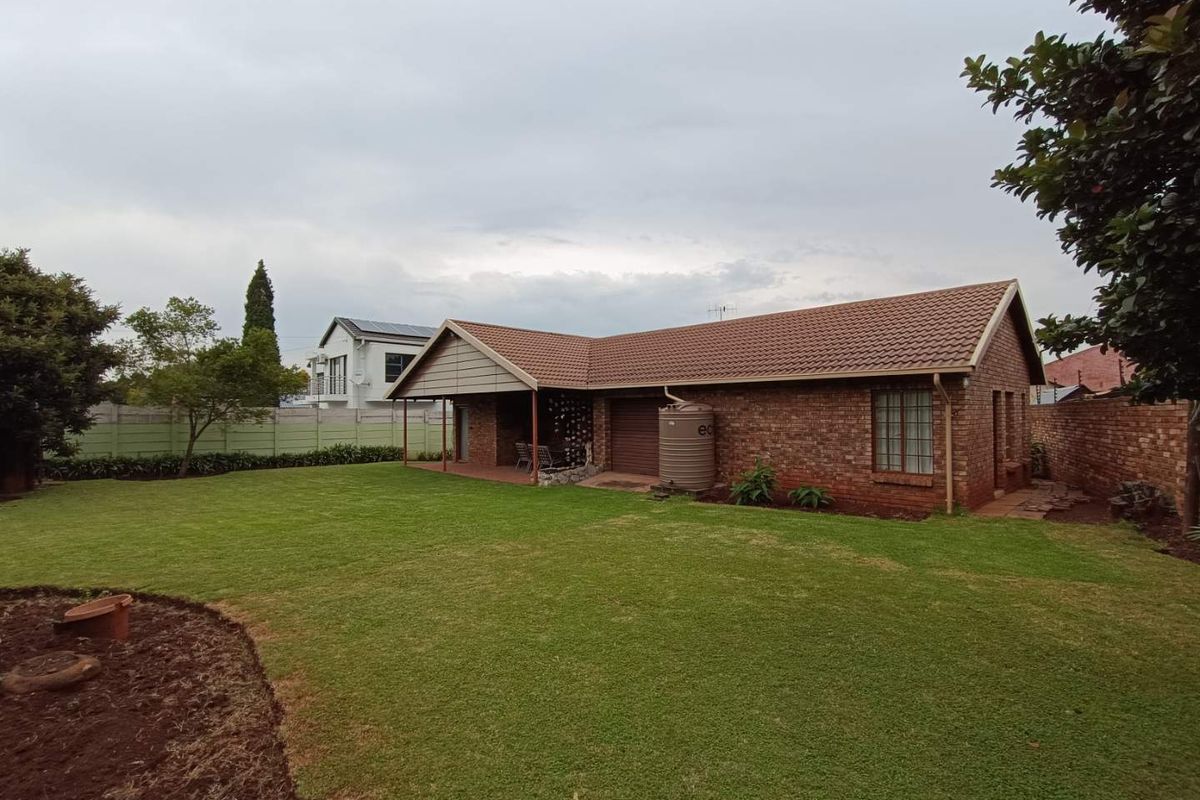 ZWARTKOP CENTURION - 4 BEDROOMS - STUDY - 3 LIVING AREAS - Photo 5