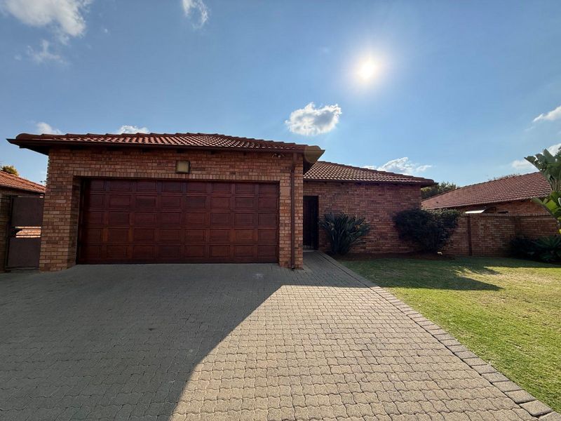 Perfect Lock-Up-and-Go Living in a Beautiful 3-Bedroom Simplex - Photo 1