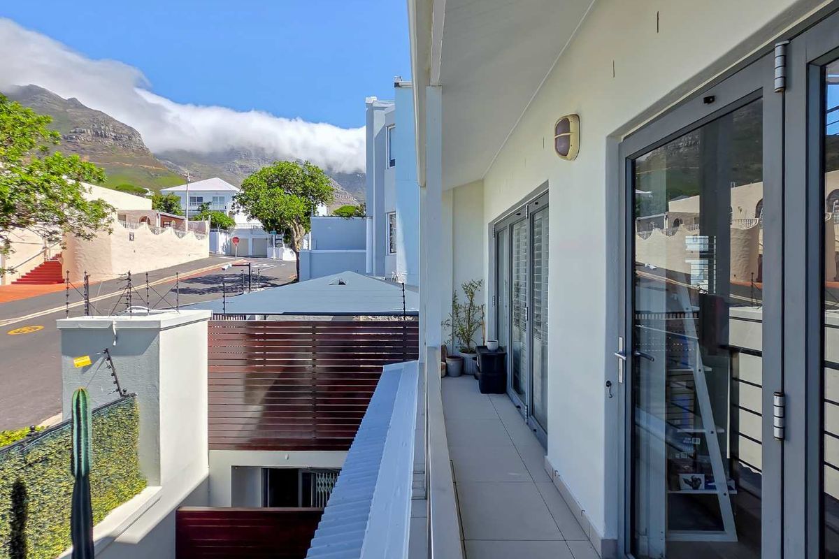 2 Bedroom Apartment in Vredehoek - Photo 3