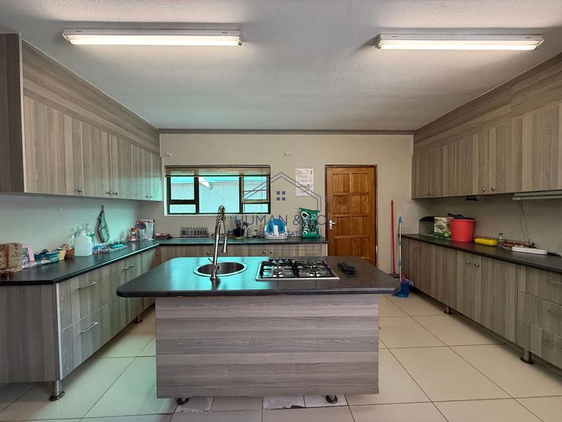 Modern 4-bedroom Home near town center - Photo 4