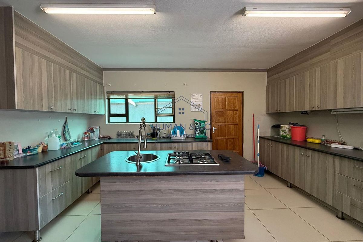 Modern 4-bedroom Home near town center - Photo 4