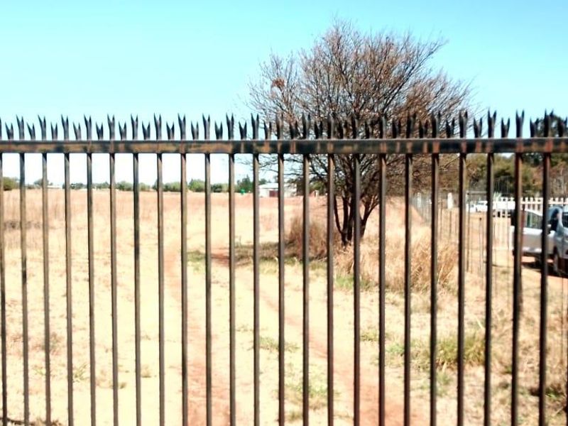 SMALL HOLDING.PROPARTY SURROUND BY 1.8METER GAME FENCE. - Photo 3