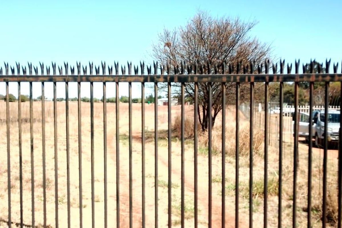 SMALL HOLDING.PROPARTY SURROUND BY 1.8METER GAME FENCE. - Photo 3