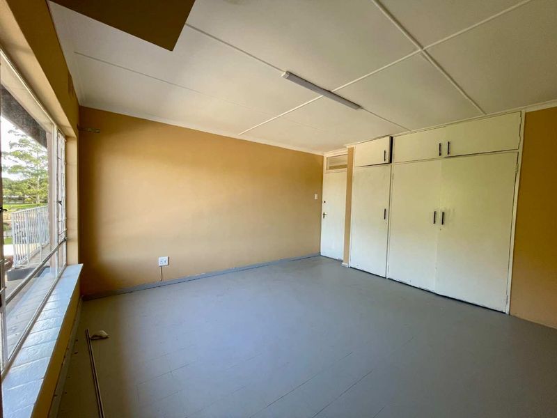 Top-Floor 3-Bedroom Apartment with Stunning Views - Photo 10