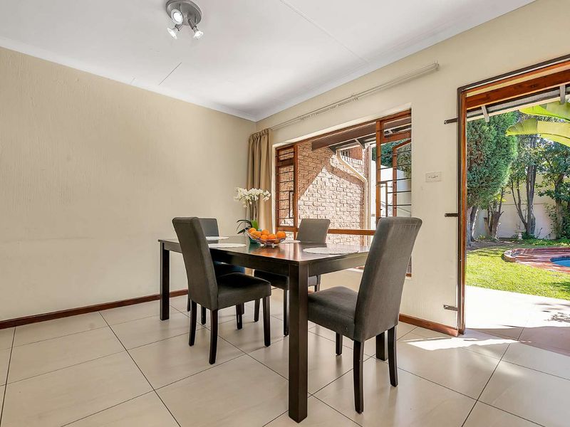 POSITION PLUS POTENTIAL – A PRIVATE LIGHT-FILLED FEEL HAPPY HOME - Photo 5