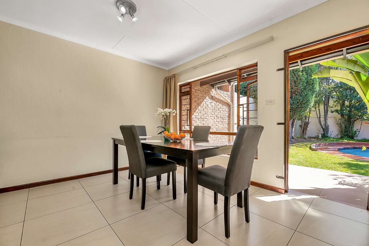 POSITION PLUS POTENTIAL – A PRIVATE LIGHT-FILLED FEEL HAPPY HOME - Photo 5
