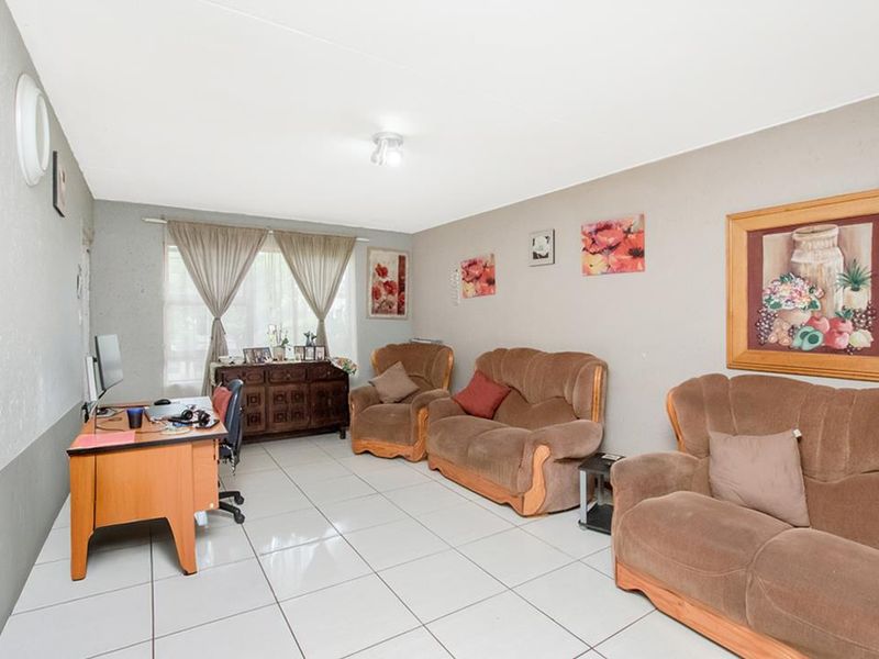 Lovely 2 bedroom 1 bathroom ground floor unit for sale in Weltevreden Park - Photo 6