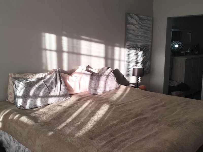 3 Bedroom House for Sale in Bayswater - Photo 2