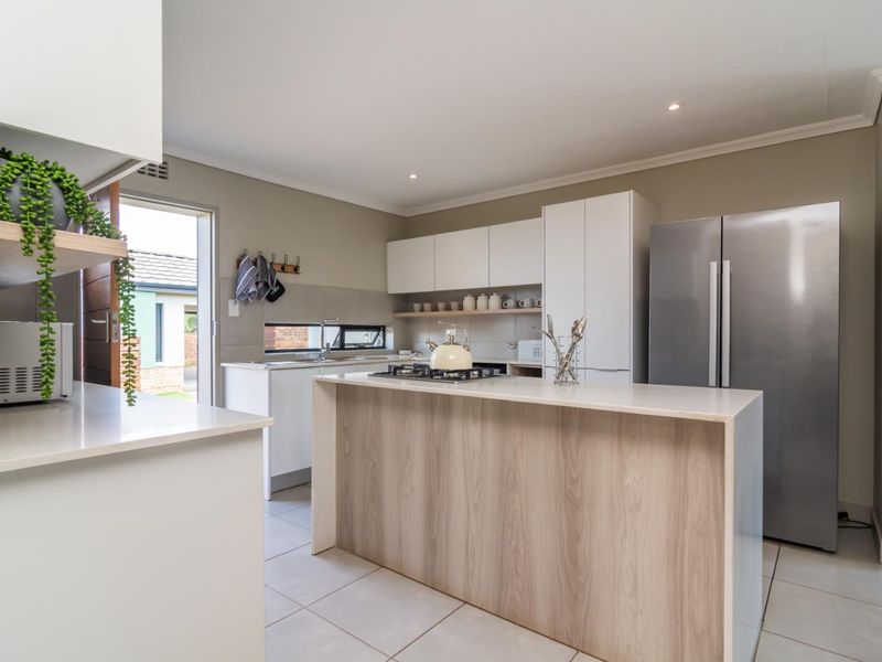 Stunning 142 m2 3-Bedroom Home in Lion Pride Lifestyle Estate - Photo 7