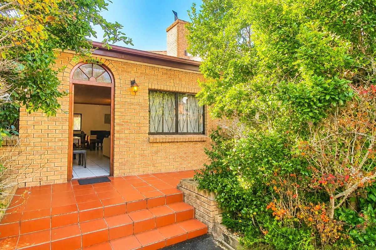 Furnished 3 x Bedroom House Constantia for Rent - Occupation Immediate - Photo 4