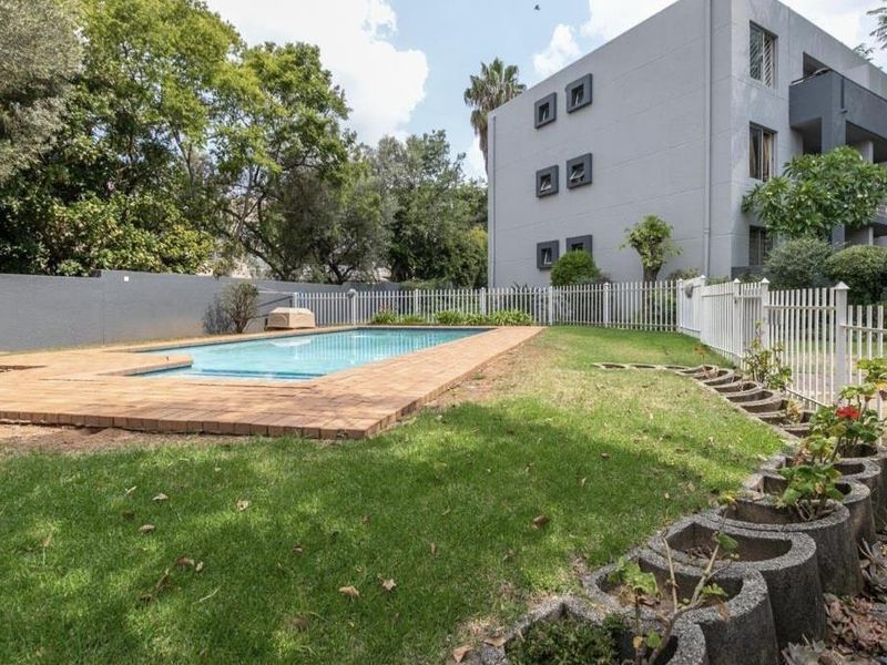 A CHARMING ONE BEDROOM FURNISHED GARDEN APARTMENT - Photo 4