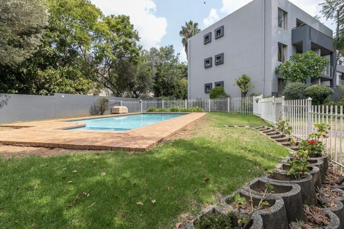 A CHARMING ONE BEDROOM FURNISHED GARDEN APARTMENT - Photo 4