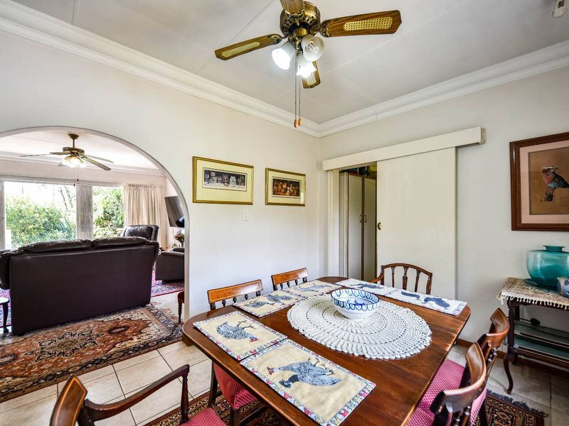 Three bedroom home with spacious flat - Garsfontein - Photo 10