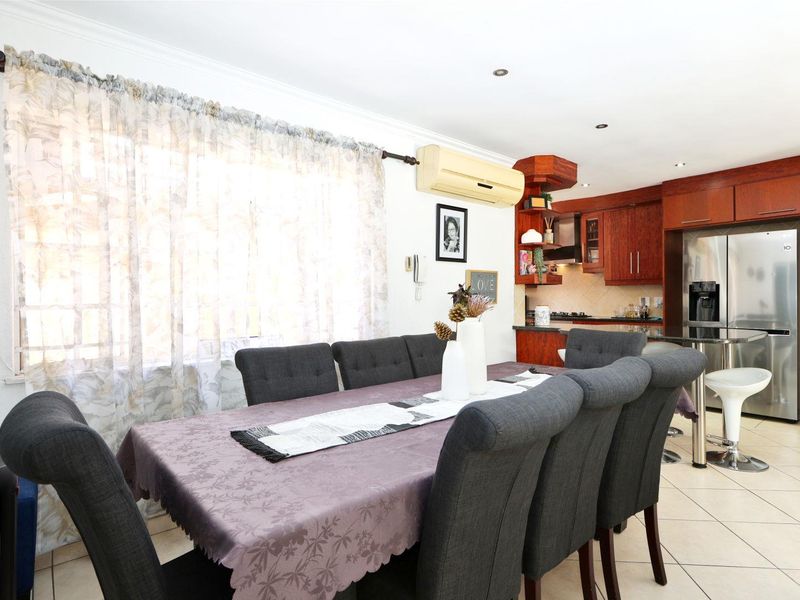 Ideally located 4 Bedroom/3.5 Bathroom Family Home - Photo 4