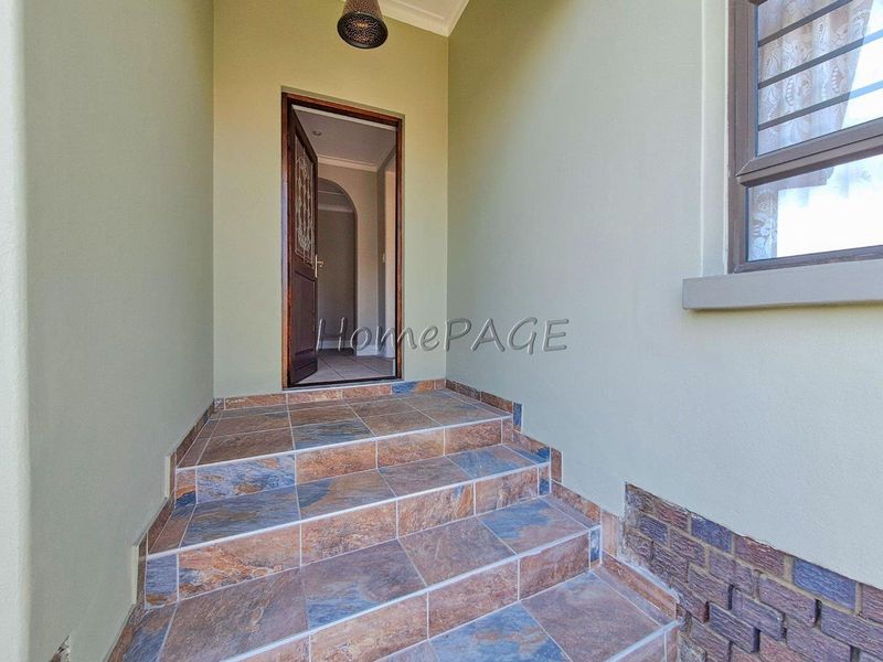 Lagoon, Walvis Bay:  4 Bedr Art Deco Home with 1 Bedr Flat is for Sale - Photo 2