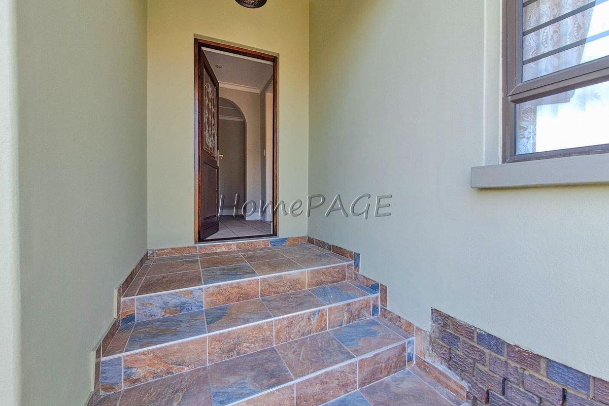 Lagoon, Walvis Bay:  4 Bedr Art Deco Home with 1 Bedr Flat is for Sale - Photo 2