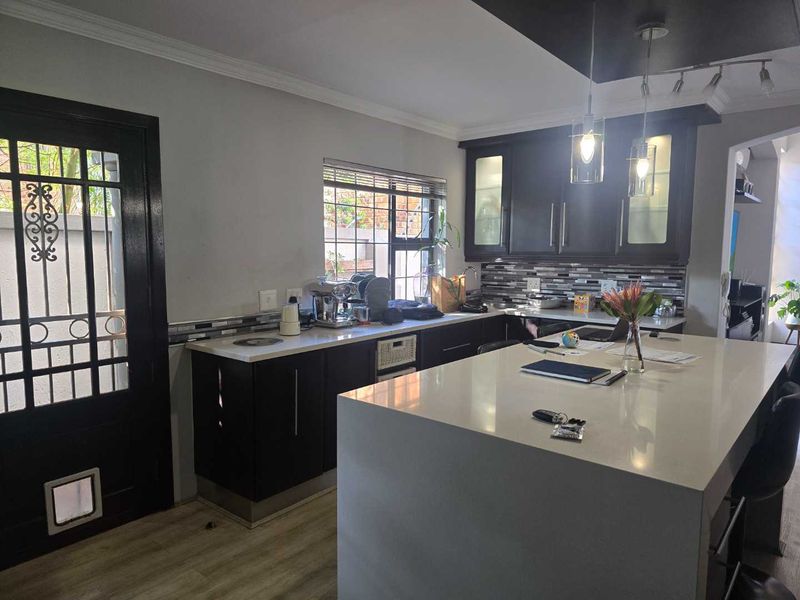 LUXURY 5-BEDROOM HOME FOR RENT - ULTIMATE COMFORT AND STYLE! - Photo 9